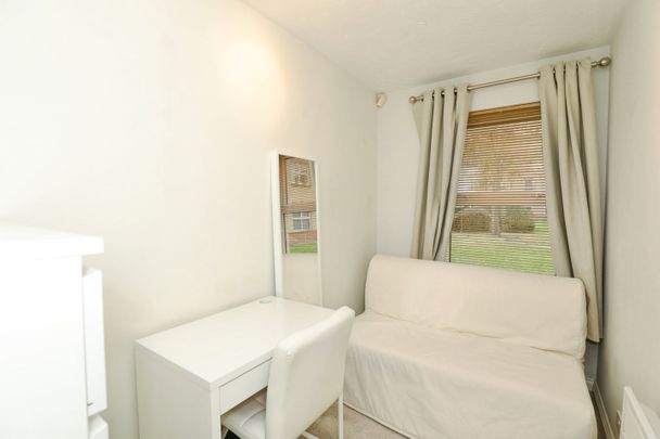 2 Bed Flat, Monmouth Close, W4 - Photo 1
