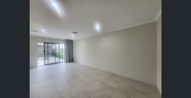 Modern family home - Photo 1