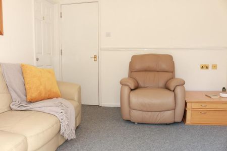 1 bedroom in a house share to rent - Photo 2