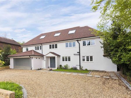 A truly impressive family home in a popular residential road in Esher, offering stylish and modern living with 5 bedrooms, 3 bathrooms and 4 reception areas. - Photo 5