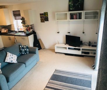 Beautiful Canal Side Two Bed Top Floor Flat to Let in Stroud - Photo 2