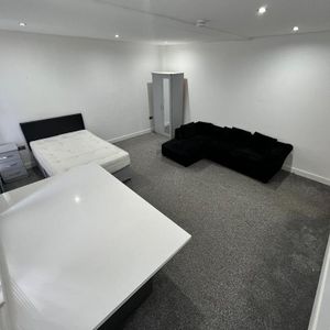 1 bedroom in a flat share to rent - Photo 2