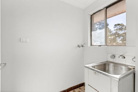 Neat and tidy 2 bedroom unit, freshly painted and new carpet - Photo 2