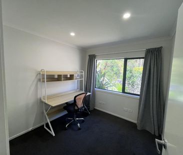 Three bedroom partially furnished home - Photo 2