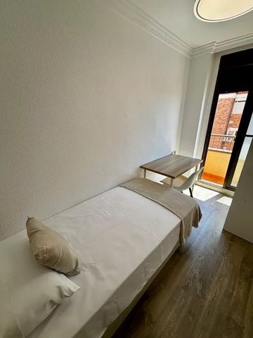 Carrer de les Roses, Manises, Valencian Community 46940 - Photo 2