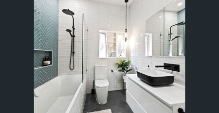 VERSATILE BAYSIDE BEAUTY WITH HUGE ENTERTAINING DECK - Photo 3