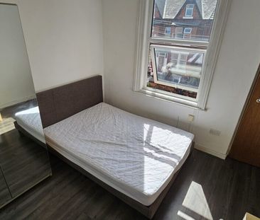Flat 3, Brudenell Road, Hyde Park, Leeds, LS6 1JD - Photo 1