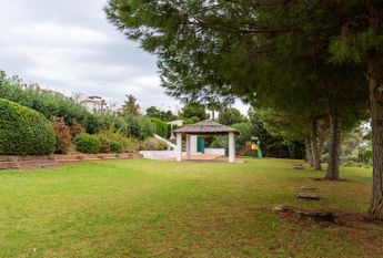 Bright and Cozy 2-Bedroom Apartment with Modern Renovation