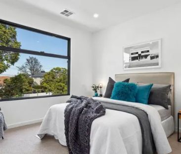 Modern Coastal Living - 4 Bed, 3 Bath Townhouse in Prime Parkdale L... - Photo 6
