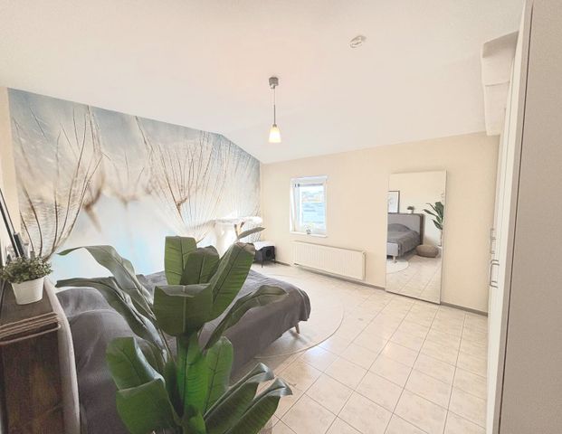 Trierweiler: Helle 2-Zimmer-Wohnung mit Südbalkon, Einbauküche und Holzofen mit perfekter Lux-Anbindung. - Photo 1