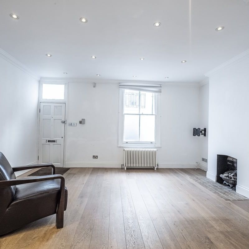 3 bedroom mews to rent - Photo 1