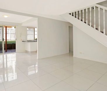 Spacious 3-Bedroom Townhouse – Pool, Tennis Court & Water Included - Photo 5