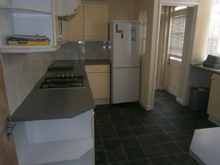 3 Bed Student House To Let - Photo 4