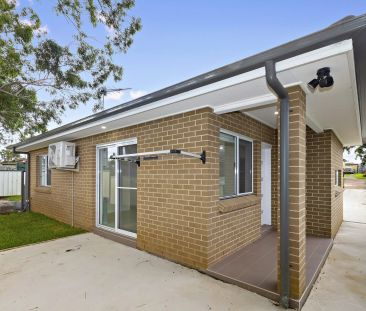 CENTRAL, PRIVATE LIVING - 2 BEDROOM GRANNY FLAT - Photo 6