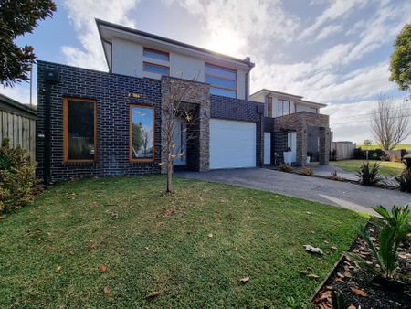 Boutique Large Townhouse - Photo 5