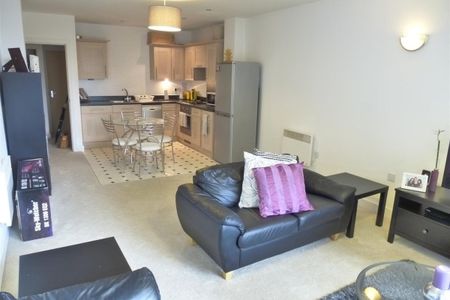 High Street - Photo 3