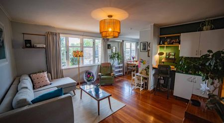 Three Bedrooms, Owhiro Bay - Photo 4