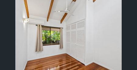 Costal retreat, steps to Kewarra Beach - Photo 4