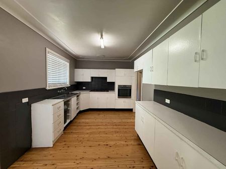 Prime Location – Walk to Shops! - Photo 5