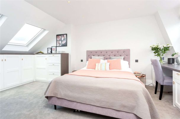 A beautiful and substantial three bedroom split level flat. - Photo 1