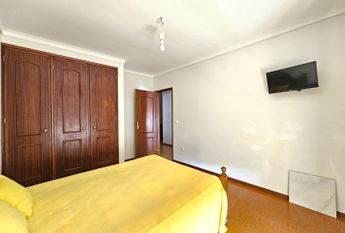 2 bedroom flat with balcony a stone's throw from Vageira Beach!