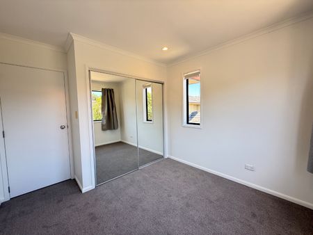 Newly Refurbished 3-Bedroom Duplex Townhouse - Photo 2