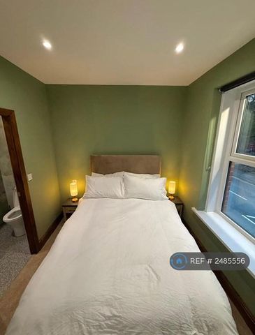 1 bedroom in a flat share to rent - Photo 3