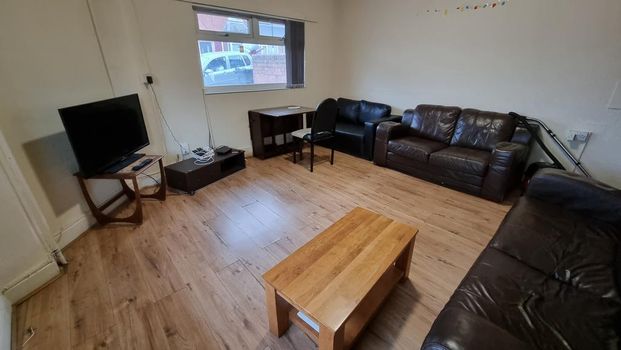 6 bedroom detached house to rent - Photo 1