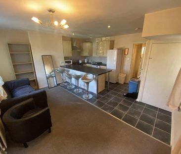 4 bedroom flat to rent - Photo 2