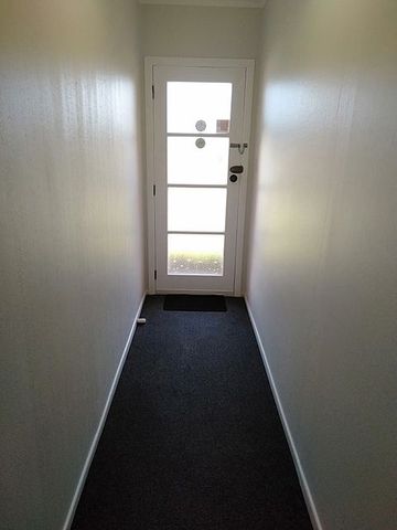 Sunny 2BR House with attached garage in Welbourn - Photo 3