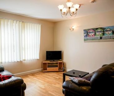 2 Bedrooms Broomfield Crescent - Photo 1