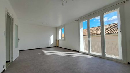 Location - Appartement T3 de 71 m² avec balcon, arrière cuisine, cave et garage - Photo 3