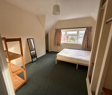 4 bedroom semi-detached house to rent - Photo 3