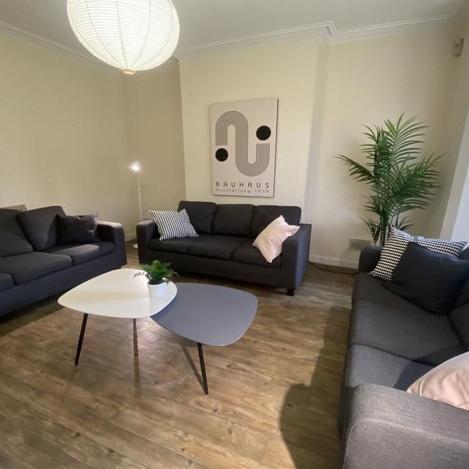 6 bedroom semi-detached house to rent - Photo 1