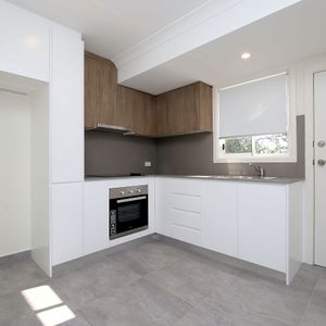 Modern One-Bedroom Property - Photo 2