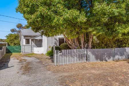 BEAUTIFUL 4 BEDROOM HOME IN BALLARAT EAST - Photo 5