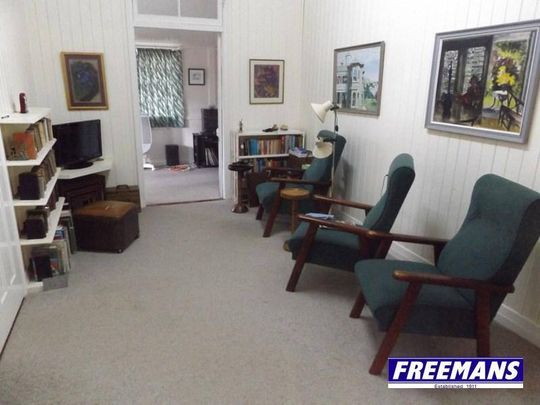 4 Bedroom, 2 Bathroom Home on 1,399 m² Block - Photo 1