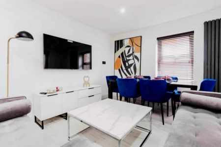 6 Beds 5 Baths - Photo 3