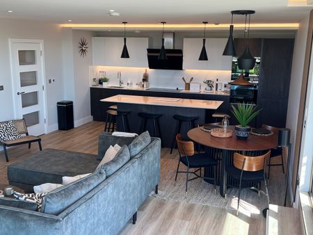 3 Bed Penthouse, Edna Road, SW20 - Photo 2