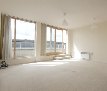 2 bedroom Flat To Let - Photo 3