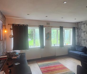 4 Bed - 8 Trenic Crescent, Headingley, Leeds - LS6 3DL - Student - Photo 2