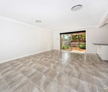 Spacious and Modern 3 Bedroom Townhouse - Photo 3