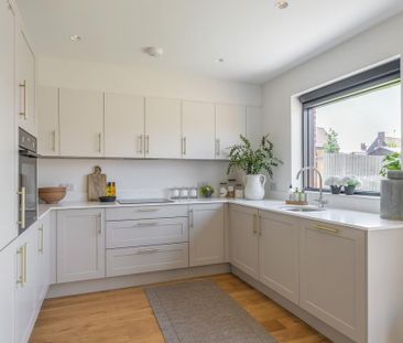 4 bedroom semi-detached house to rent - Photo 5