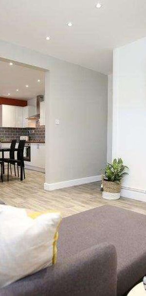 Liverpool Road Room 5 - Photo 1