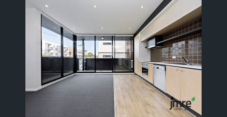 Close to all the Action! - Photo 2