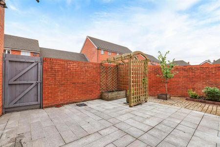 3 bedroom semi-detached house to rent - Photo 3