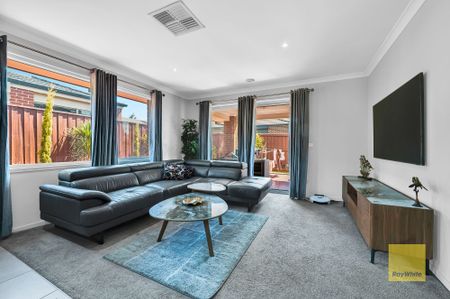 Stunning 4-Bedroom Property with Open-Plan Living and 2 Garages - Photo 4