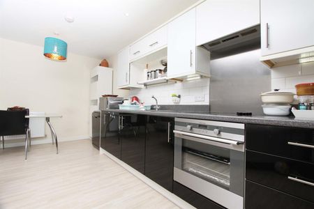 2 bedroom apartment - Photo 2