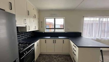 Family Friendly on Ford Avenue - Photo 4