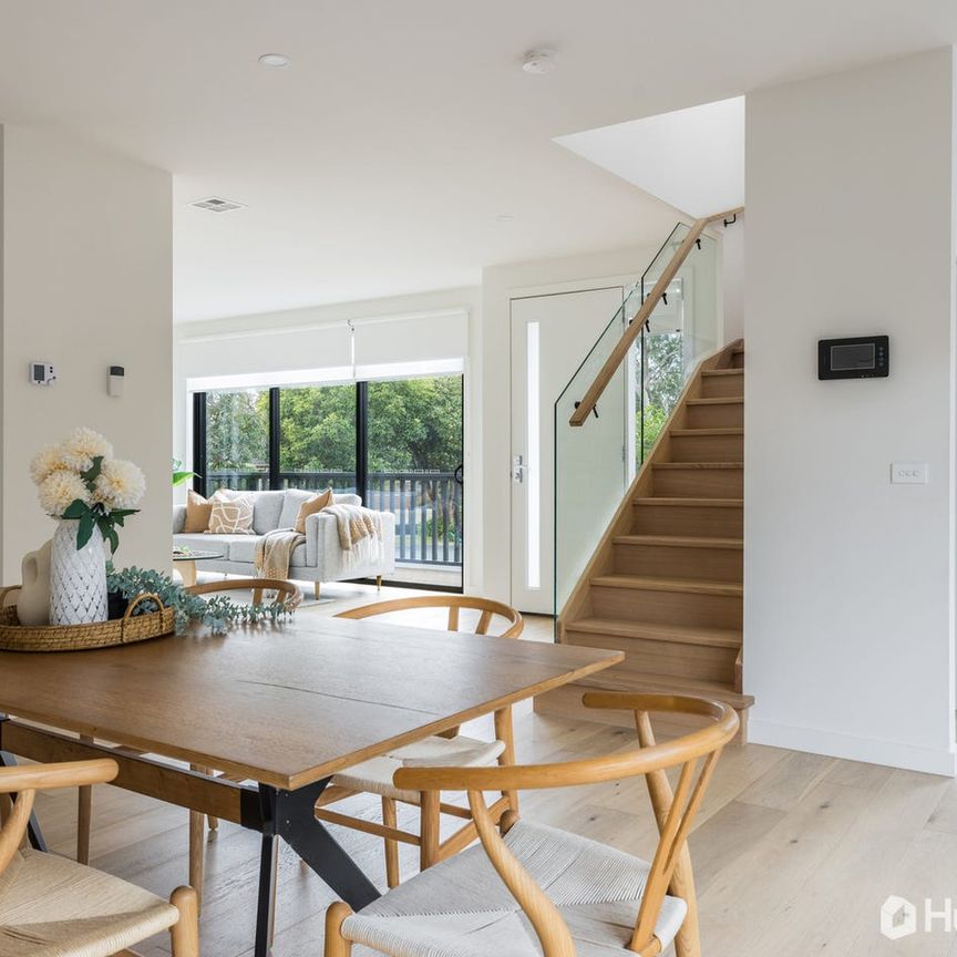 Luxurious 4 Bedroom Townhouse in Prime Doncaster Location! - Photo 1